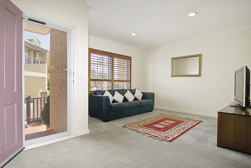 Tempting Townhouse in Top Locale Picture 3