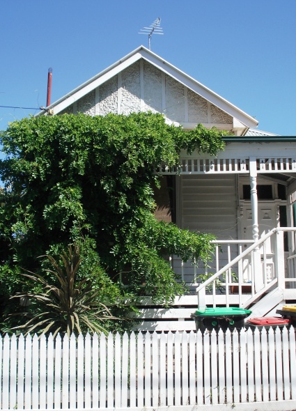 CLOSE TO RESTAURANTS & PUBLIC TRANSPORT Picture 1