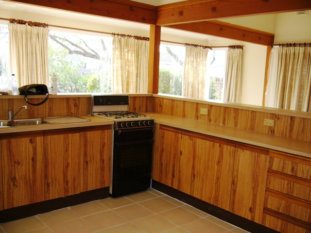 DOUBLE FRONTED HOME CLOSE TO SHOPPING CENTRE Picture 2