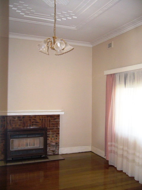 DOUBLE FRONTED HOME CLOSE TO SHOPPING CENTRE Picture 3