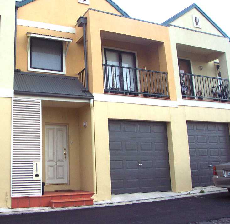 IMMACULATE DOUBLE STOREY TOWNHOUSE IN POPULAR KENSINGTON BANKS. Picture 1