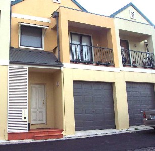 IMMACULATE DOUBLE STOREY TOWNHOUSE IN POPULAR KENSINGTON BANKS. Picture