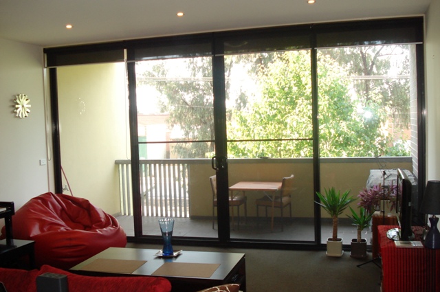 1st FLOOR MODERN APARTMENT WITH LOTS OF NATURAL LIGHT Picture 2