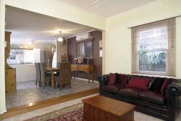 CHARMING COTTAGE STYLE HOUSE Picture 2