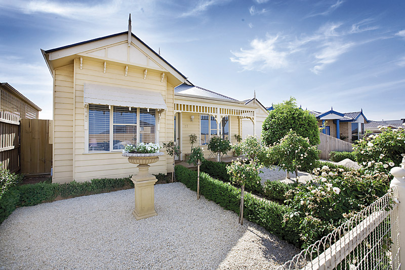 STYLISH, SPACIOUS AND SIMPLY STUNNING! Picture 2