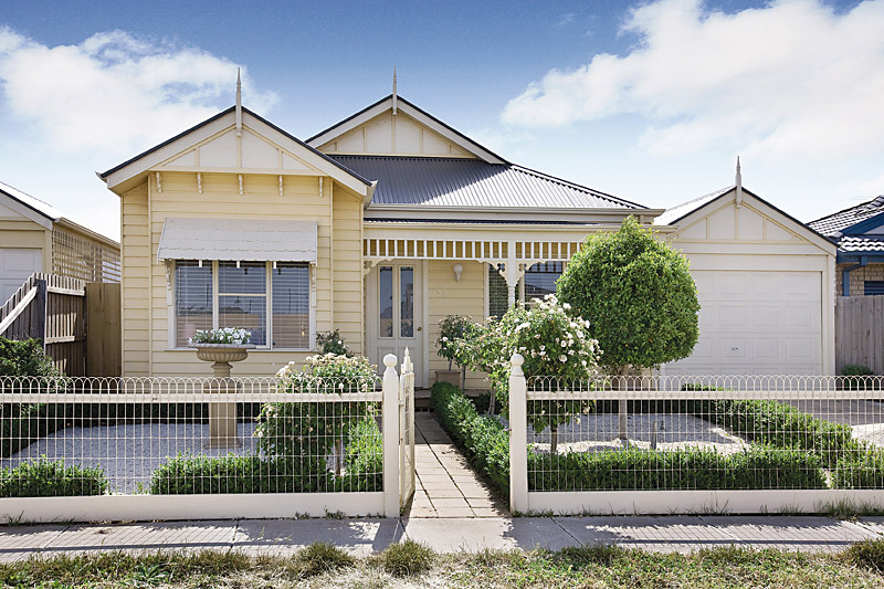 STYLISH, SPACIOUS AND SIMPLY STUNNING! Picture 1