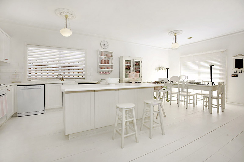 STYLISH, SPACIOUS AND SIMPLY STUNNING! Picture 3