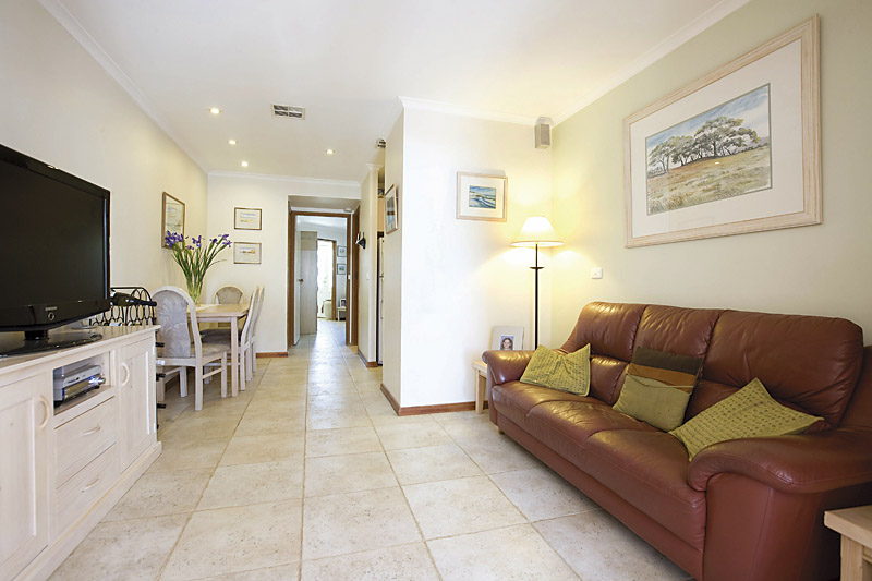 Terrific Townhouse in Parkland Precinct Picture 3