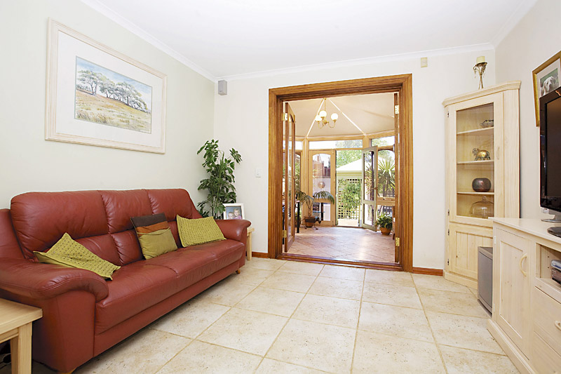 Terrific Townhouse in Parkland Precinct Picture 2