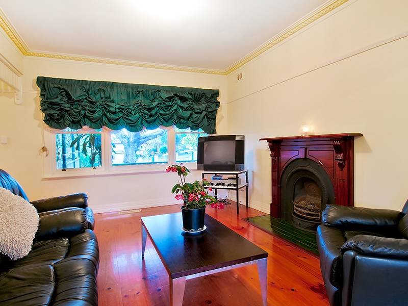 Enter the market with this great home Picture 3