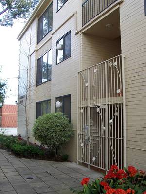 LARGE ONE BEDROOM APARTMENT IN FULLY RENOVATED BLOCK Picture 1