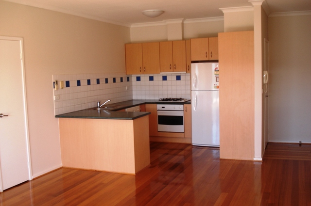 EXCELLENT LOCATION - BRIGHT & SECURE - HUGE BALCONY WITH CITY VIEW Picture 2