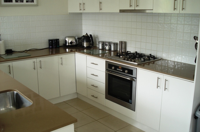 THREE STOREY PROPERTY IN CONVENIENT LOCATION Picture 2