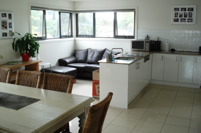 THREE STOREY PROPERTY IN CONVENIENT LOCATION Picture 3