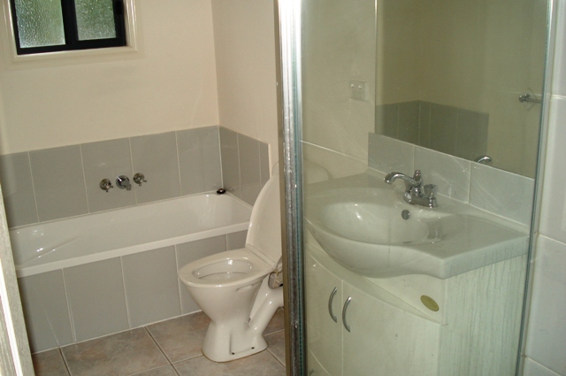 AS NEW TOWNHOUSE IN CONVENIENT LOCATION Picture 3