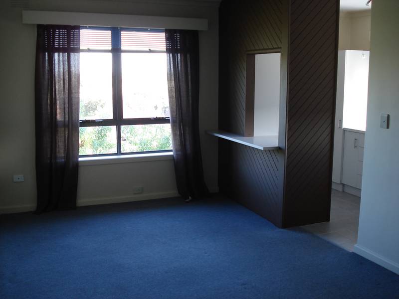 IMMACULATE TOP FLOOR APARTMENT Picture 3