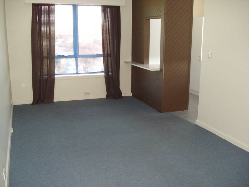 IMMACULATE TOP FLOOR APARTMENT Picture 1