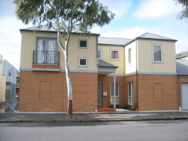 SPACIOUS AND MODERN HOME Picture 1