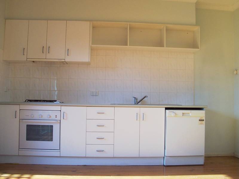 IMMACULATE DOUBLE STOREY TOWNHOUSE Picture 3