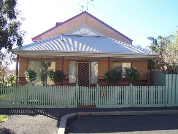 IMMACULATE, WELL PRESENTED TOWNHOUSE Picture 1