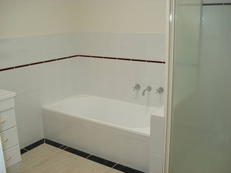 WELL MAINTAINED TOWNHOUSE Picture 3