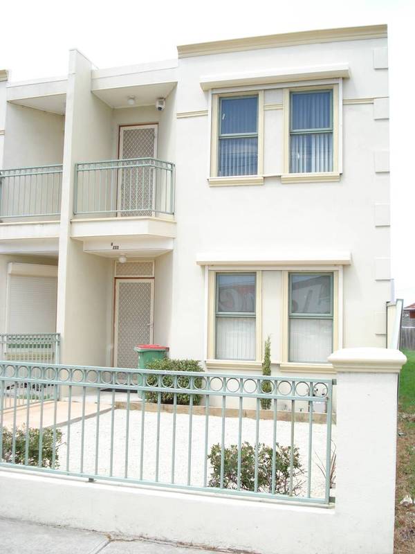 WELL MAINTAINED TOWNHOUSE Picture 1