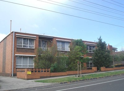 CONVENIENTLY LOCATED GROUND FLOOR APARTMENT. Picture