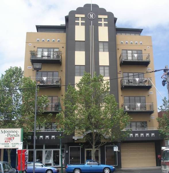 SINGLE LEVEL APARTMENT IN THE HEART OF MOONEE PONDS. Picture 1