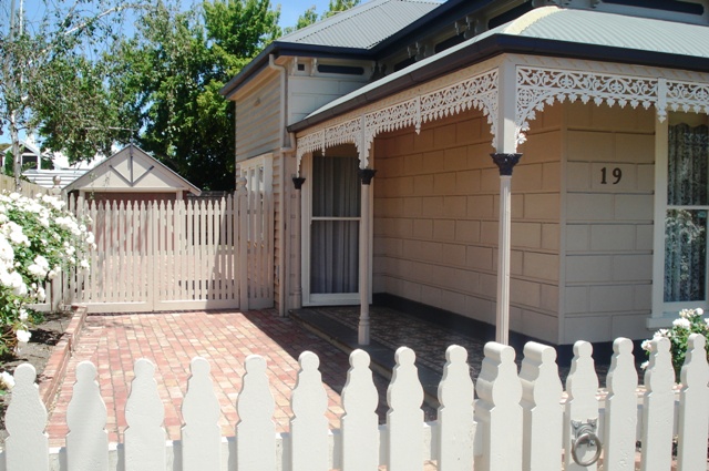 IMMACULATELY RENOVATED DOUBLE FRONTED PERIOD HOME. Picture 2