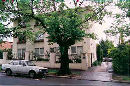 Refurbished 2nd floor apartment with great views of Flemington Racecourse. Picture 1