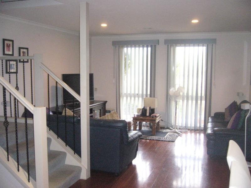 SPACIOUS & STYLISH, EXECUTIVE 3 LEVEL TOWNHOUSE Picture 2