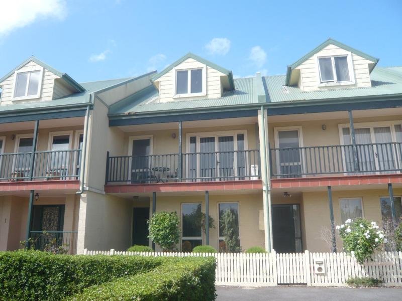 SPACIOUS & STYLISH, EXECUTIVE 3 LEVEL TOWNHOUSE Picture 1