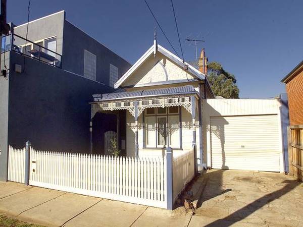 Single fronted Victorian with block facade. Picture 1