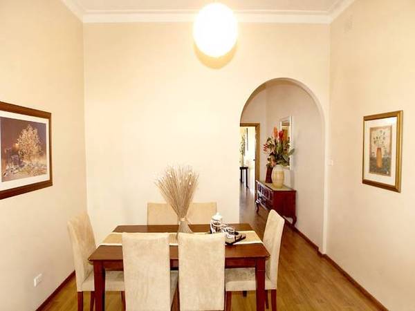 Single fronted Victorian with block facade. Picture 2