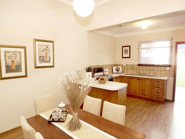 Single fronted Victorian with block facade. Picture 3