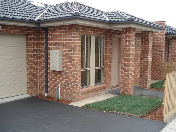 OPPOSITE DANDENONG HOSPITAL AND CHISHOLM! Picture 2