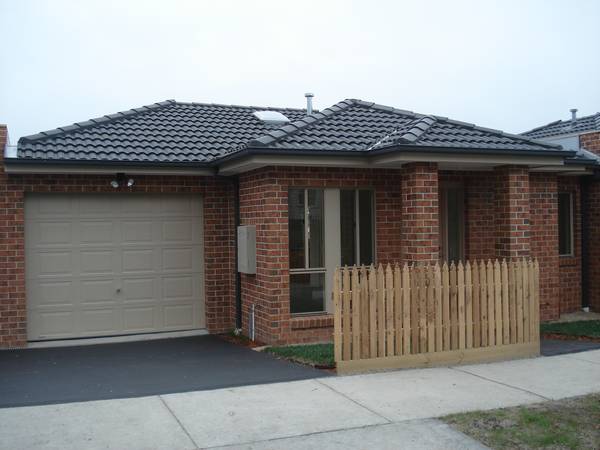 OPPOSITE DANDENONG HOSPITAL AND CHISHOLM! Picture 1