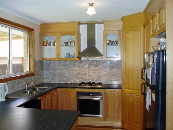 WELL PRESENTED 3 bedroom home with garage, Picture 2