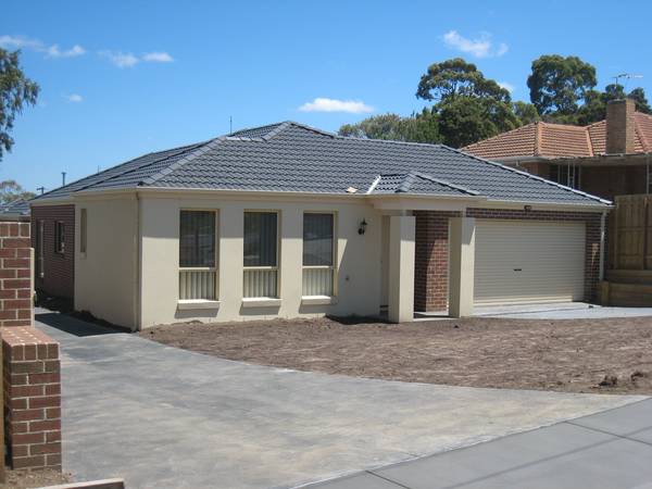 NEAR NEW 3 BEDROOM VILLA-UNIT with double garage, Picture 1