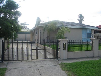 4 Bedrooms, 2 Bathrooms, Double Garage & Extremely Good Looking! Picture