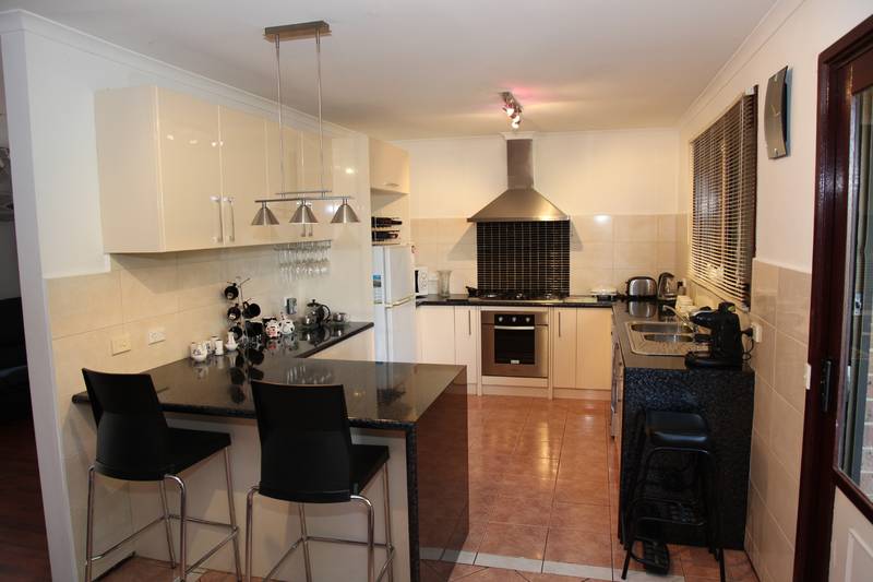 4 Bedrooms, 2 Bathrooms, Double Garage! Picture 2