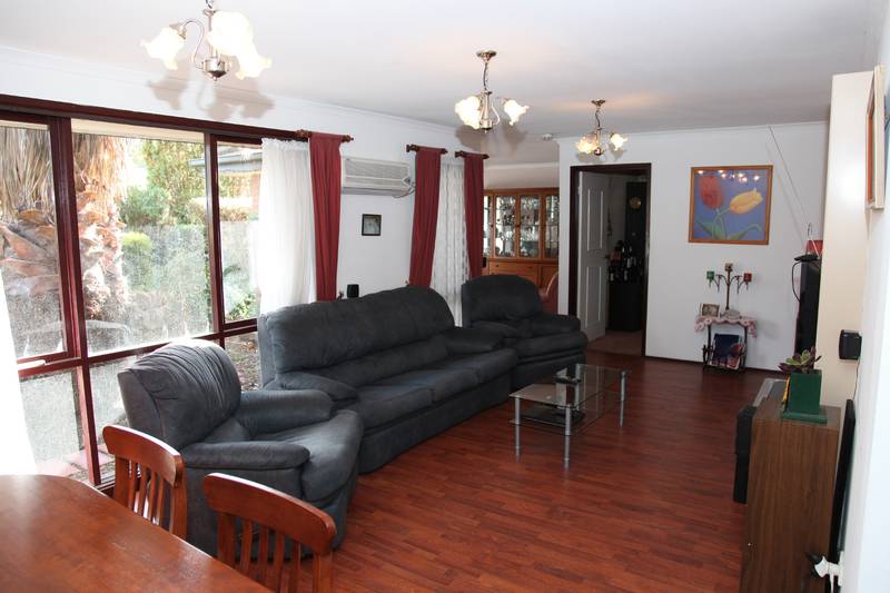 4 Bedrooms, 2 Bathrooms, Double Garage! Picture 3