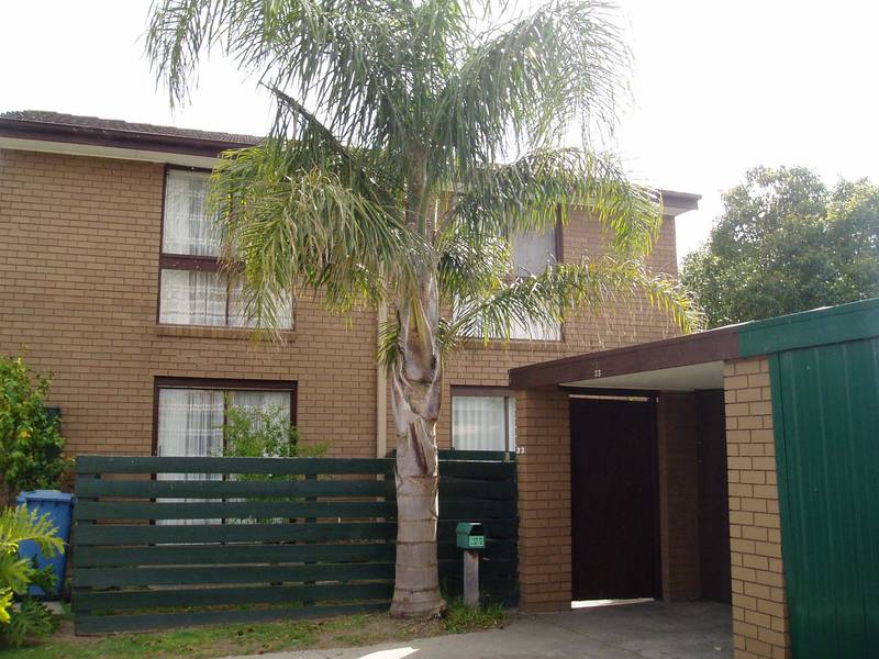 NEAT 2 BEDROOM TOWNHOUSE with carport Picture 1