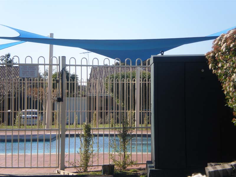 NEAT 2 BEDROOM TOWNHOUSE with carport Picture 2