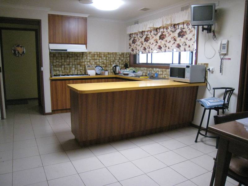 4 Bedrooms, 2 Bathrooms Picture 2