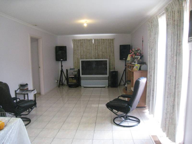 4 Bedrooms & 2 Living Areas! Picture 2