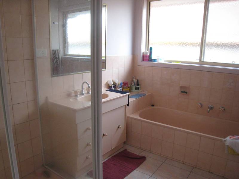 4 Bedrooms & 2 Living Areas! Picture 3