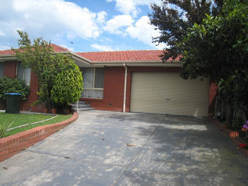 4 Bedrooms & 2 Living Areas! Picture 1