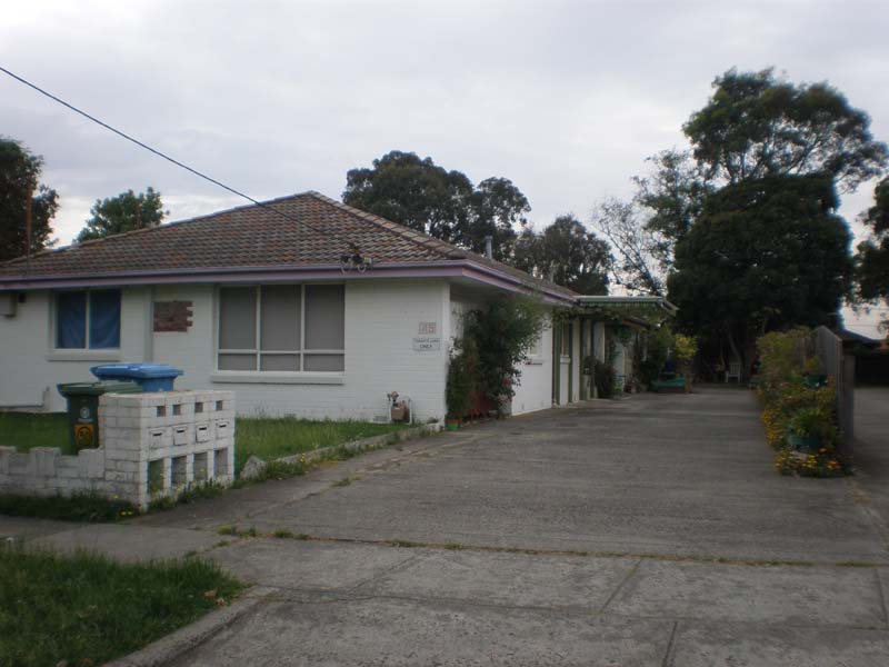 Neat 2 bedroom unit with B.I.R.'s, small rear yard Picture 1