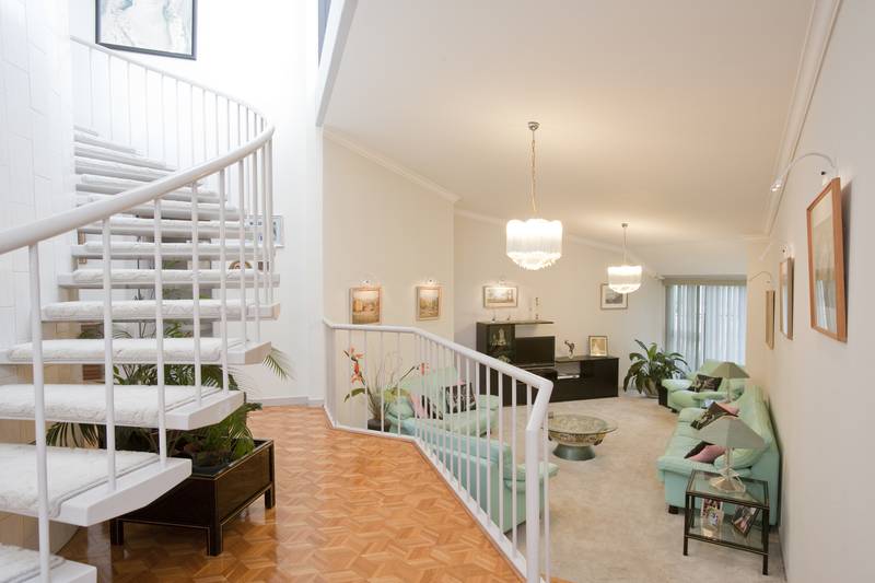 Think Outisde The Square! -60Sqs, 1/2 Acre With Views, Roofed In-Ground Pool, Spa & Tennis Court! Picture 3